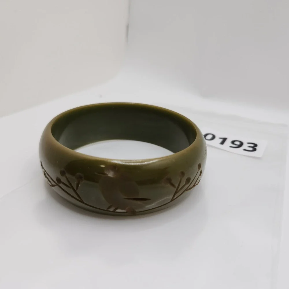 Vintage Bakelite Moss Green Bangle‎ Bracelet Etched Birds and Berries Motif 7.5